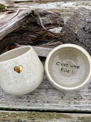 Tasse à message et au cœur d'or « C'est une fille ! »