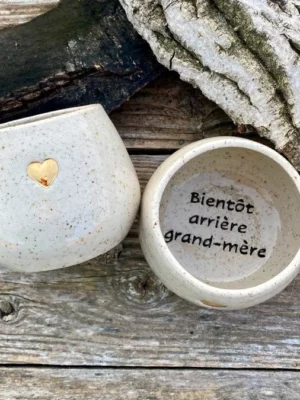 Tasse à message et au cœur d'or « Bientôt arrière grand-mère »