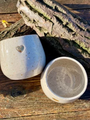 Tasse en grès au cœur d’or