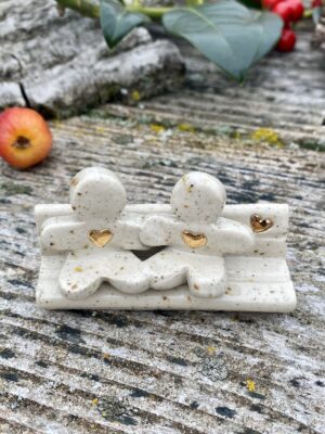 Banc et couple de maneles