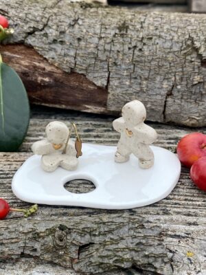 Maneles patineur et pêcheur sur lac gelé