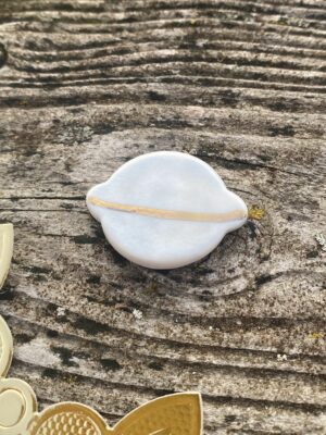 Fève en porcelaine thème espace : la planète