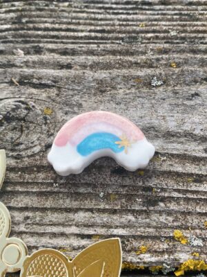 Fève en porcelaine thème magie : l'arc-en-ciel