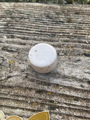 Fève en grès, pâtisserie : le brie au kirsch