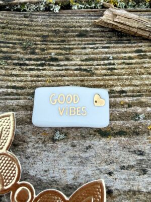 Fève au cœur d’or message positif « good vibes"